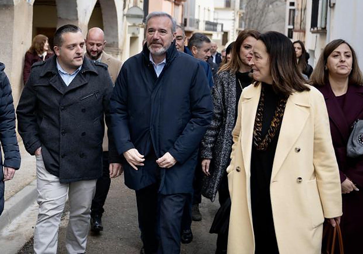 Jorge Azcón ha visitado este jueves 23 de enero la casa de la infancia de Aliaga, en la comarca de las cuencas mineras de Teruel. Flanqueado por el alcalde de Aliaga, Alberto Valero, y la consejera de Bienestar Social y Familia, Carmen Susín