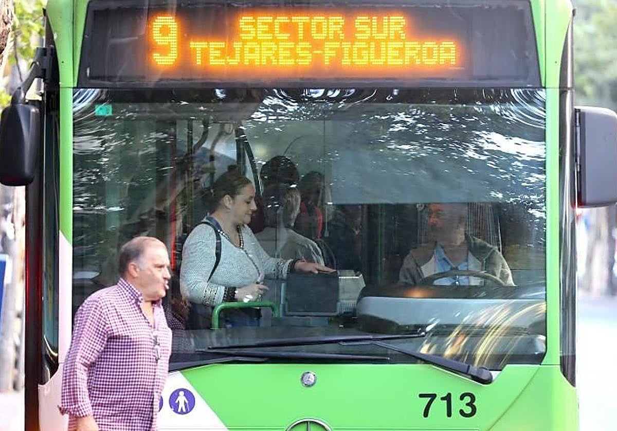 Pasajeros en un autobús de Aucorsa.