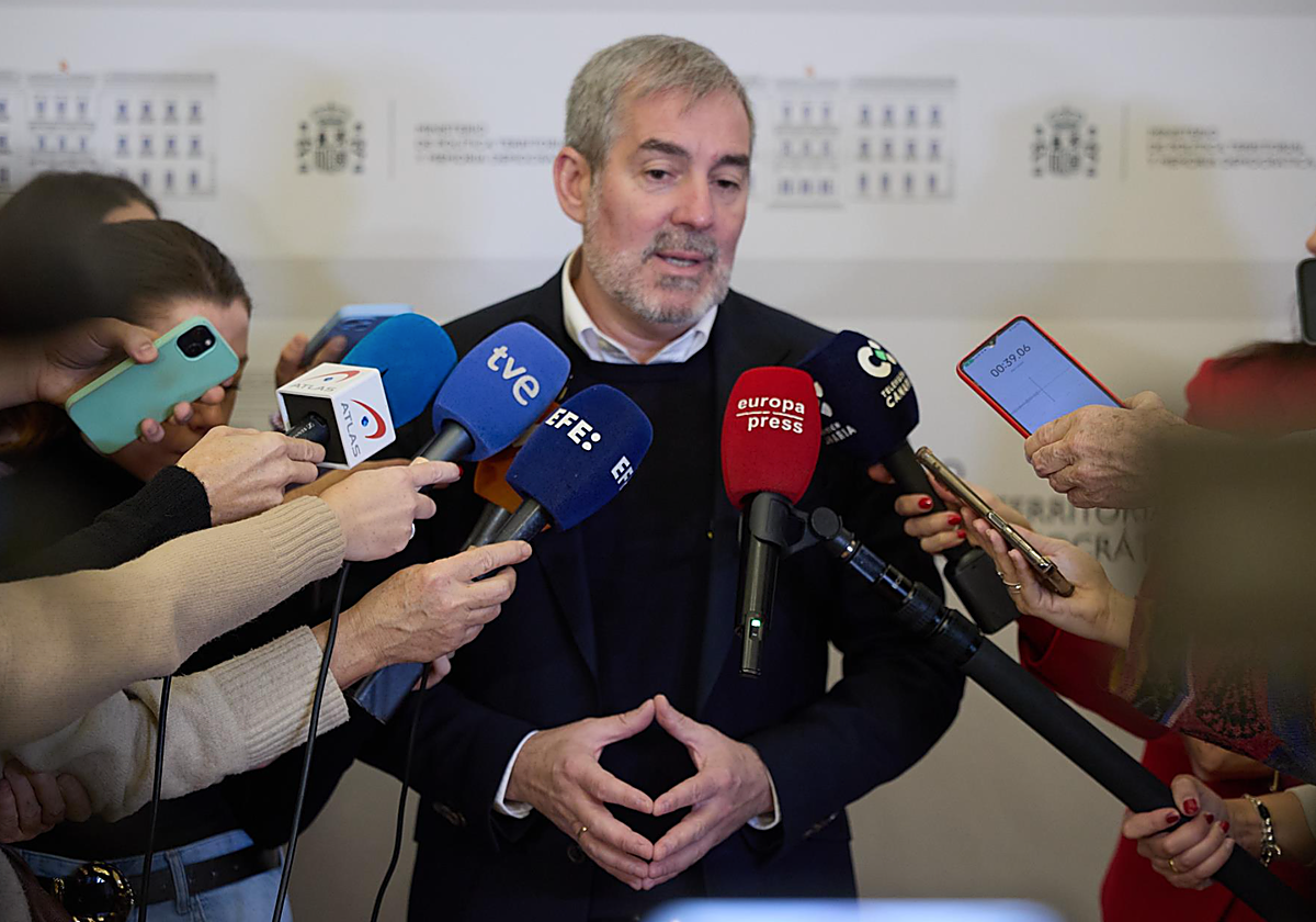 El presidente de Canarias, Fernando Clavijo, en declaraciones a los medios en Madrid -