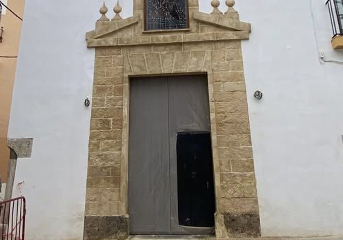 La fachada de la casa de hermandad de la Sentencia, que da a la calle Barroso, libre de andamios