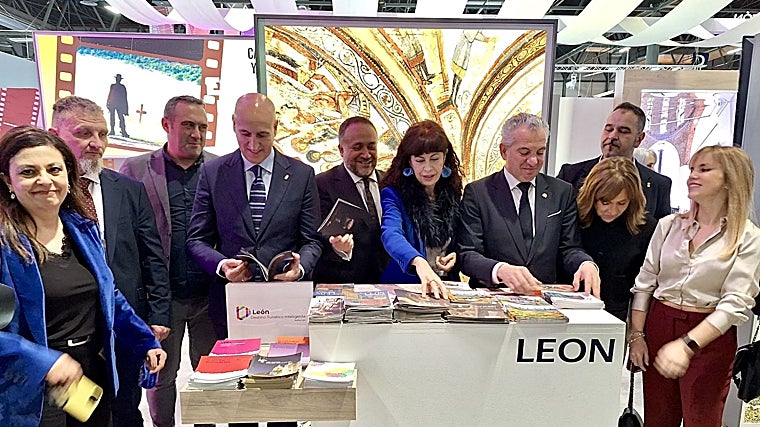 El presidente de la Diputación de León, Gerardo Álvarez Courel, y el alcalde de la capital de la provincia, José Antonio Diez, acogen en el 'stand' a la ministra de Igualdad, Ana Redondo, que hace la visita con el también leonés y delegado del gobierno en Castilla y León, Nicanor Sen