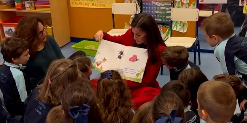 La Reina participa en la lectura de un cuento inclusivo en el colegio Cortes de Cádiz de Madrid