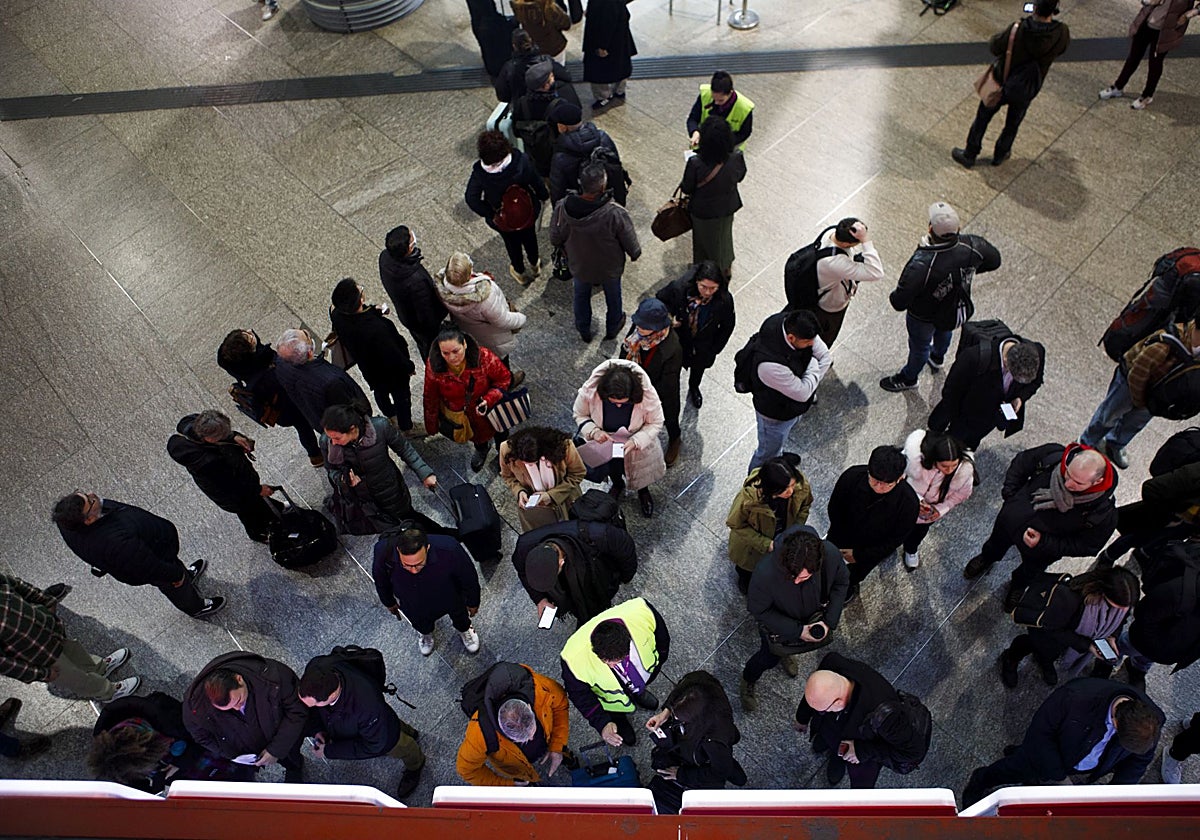Cola de usuarios para comprar los títulos de transporte con los precios rebajados, por temor a que suban