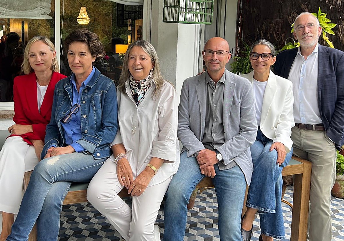 El portavoz del PSdeG, Gonzalo Muíños, acompañado de las tres concejalas que lo apoyan: Mila Castro, Mercedes Rosón y Marta Álvarez (archivo)