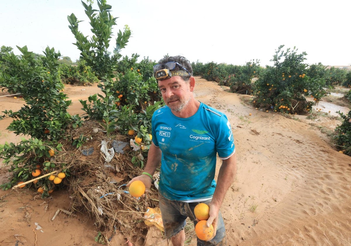 Imagen de archivo de un agricultor afectado por la dana en la provincia de Valencia