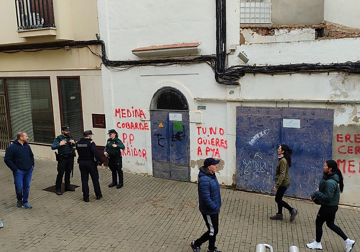 Pintadas contra el portavoz del PP en Peñarroya