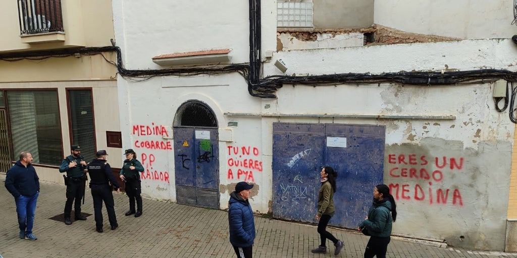 Tenso ambiente y pintadas antes del pleno de la moción de censura en Peñarroya Pueblonuevo