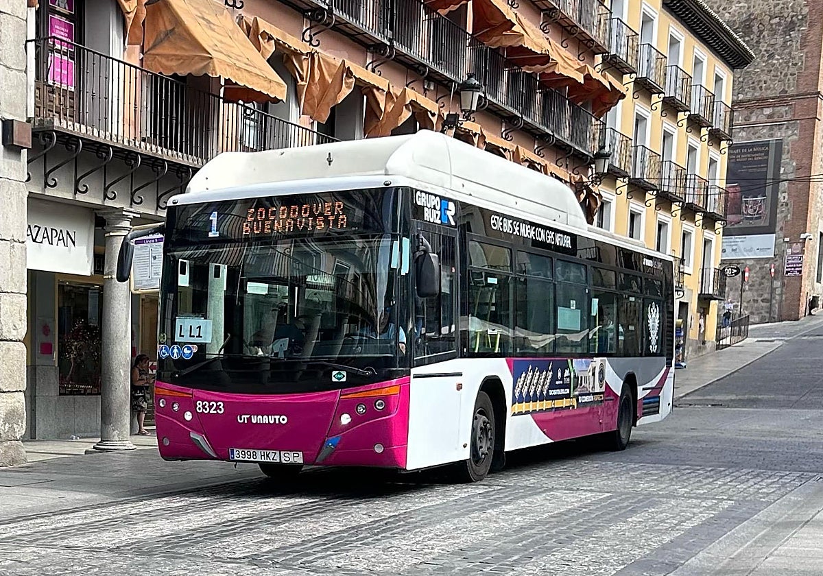 Autobús urbano en la plaza de Zocodover