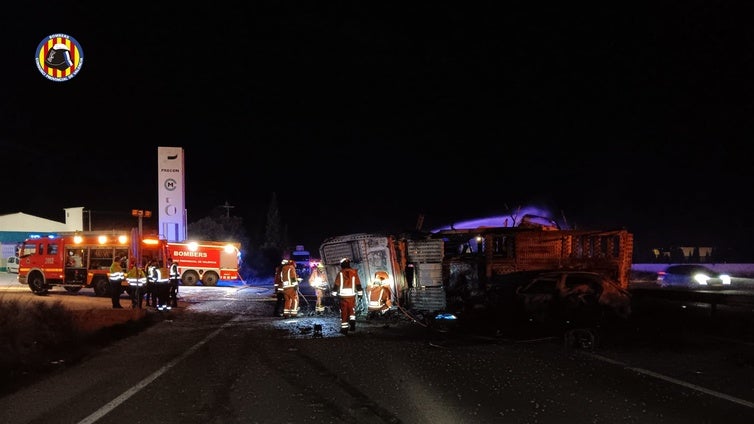 Muere el conductor de un camión tras chocar contra una grúa, volcar e incendiarse en la A-3 en Valencia