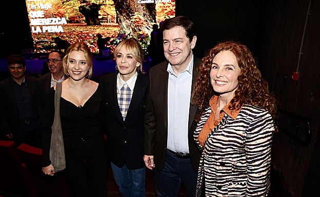 Mañueco, junto a las actrices Ana Garcés, María Adánez y Silvia Marsó