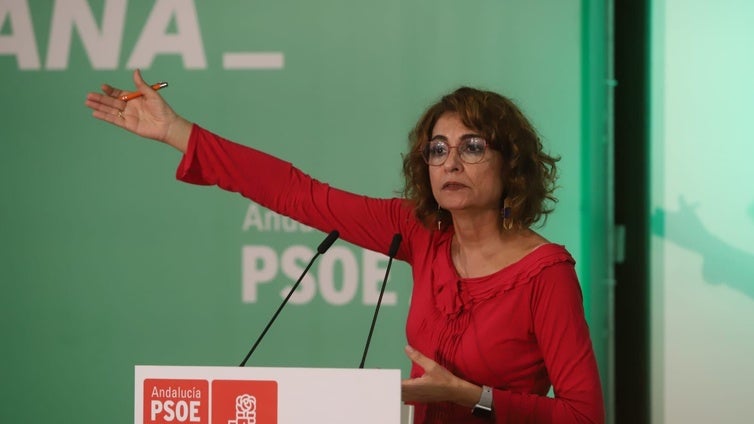 María Jesús Montero, sobre el decreto ómnibus: «El PP usa el voto de millones de ciudadanos para ir contra ellos»