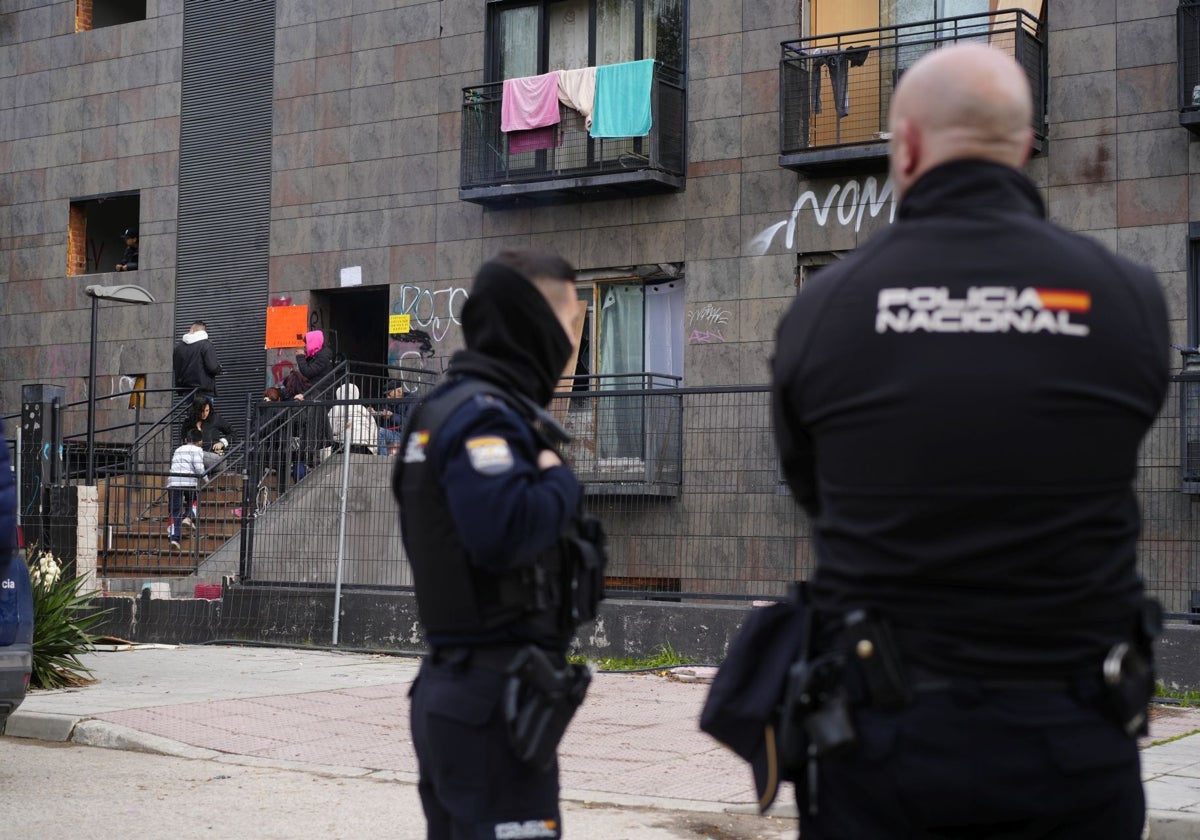 La Policía Nacional, en la urbanización okupada