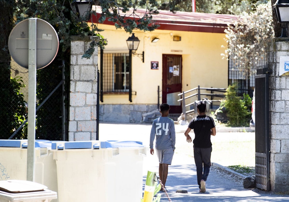 Menores extranjeros no acompañados entrando en el centro de acogida de Casa de Campo
