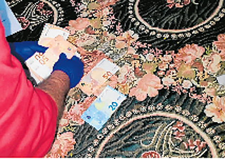 Imagen secundaria 1 - Algunos de los efectos intervenidos en los registros realizados y uno de los dos detenidos.