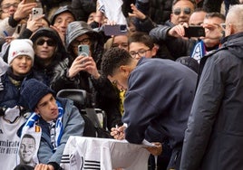 La afición recibe en Valladolid a los jugadores del Real Madrid