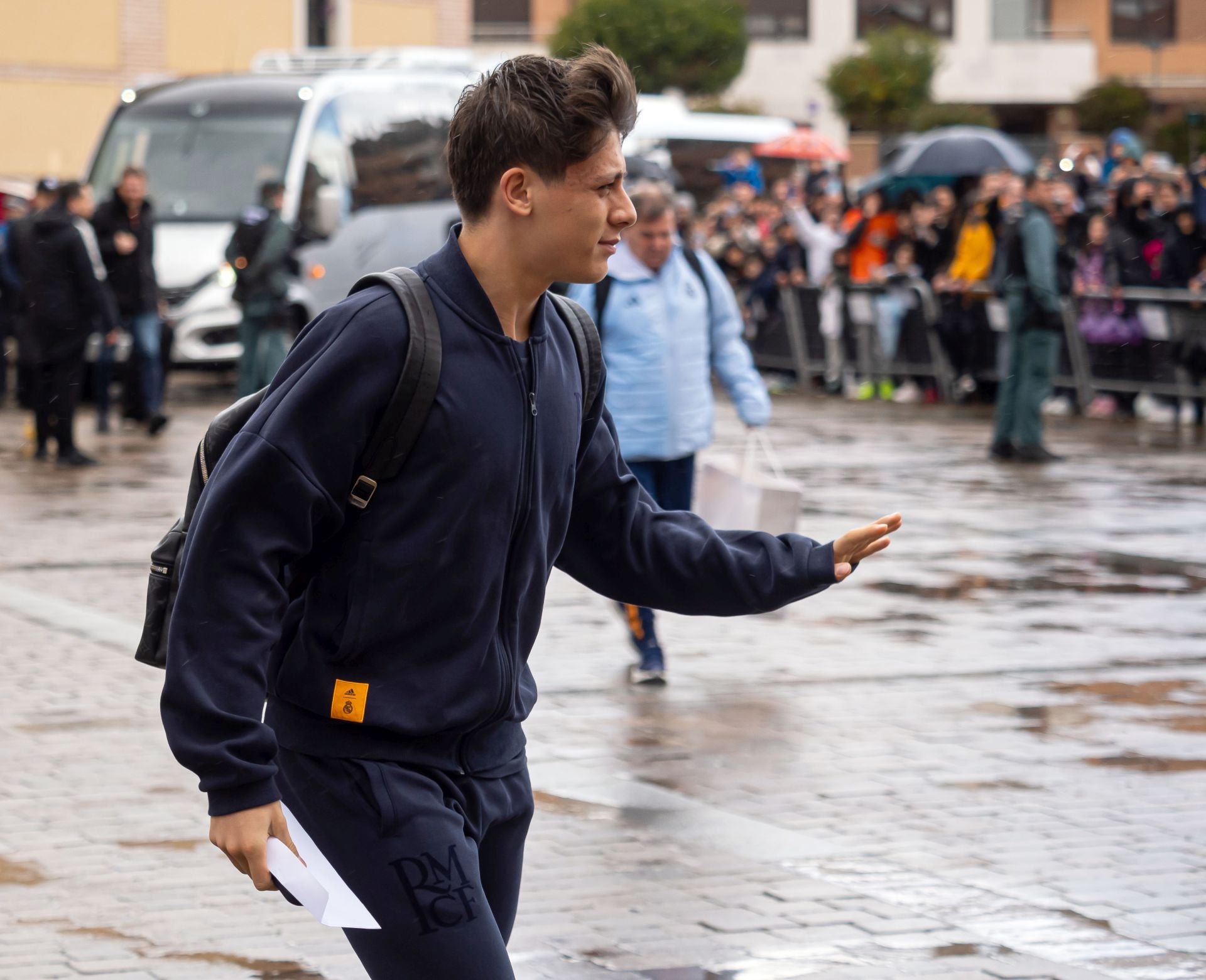 La afición recibe en Valladolid a los jugadores del Real Madrid