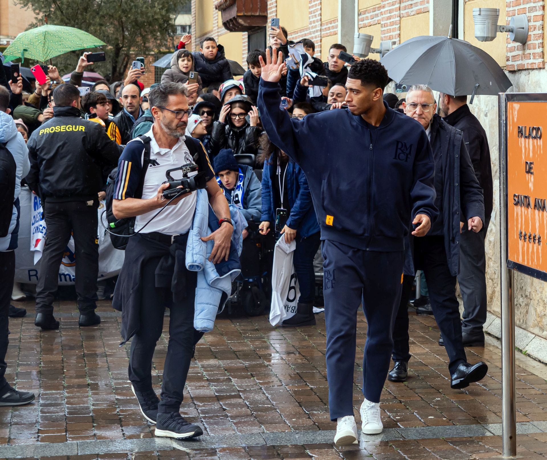 La afición recibe en Valladolid a los jugadores del Real Madrid