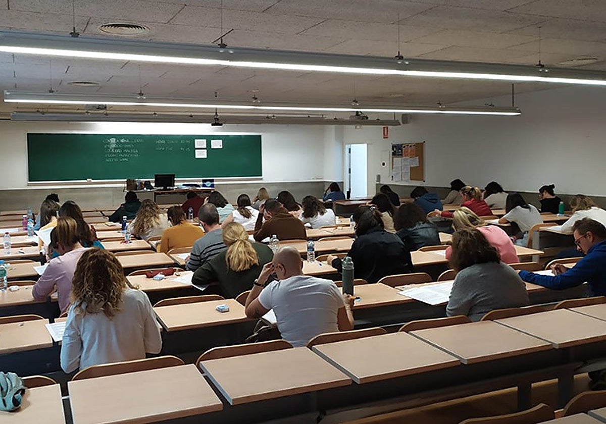 Un aula llena de opositores a plazas de empleo público