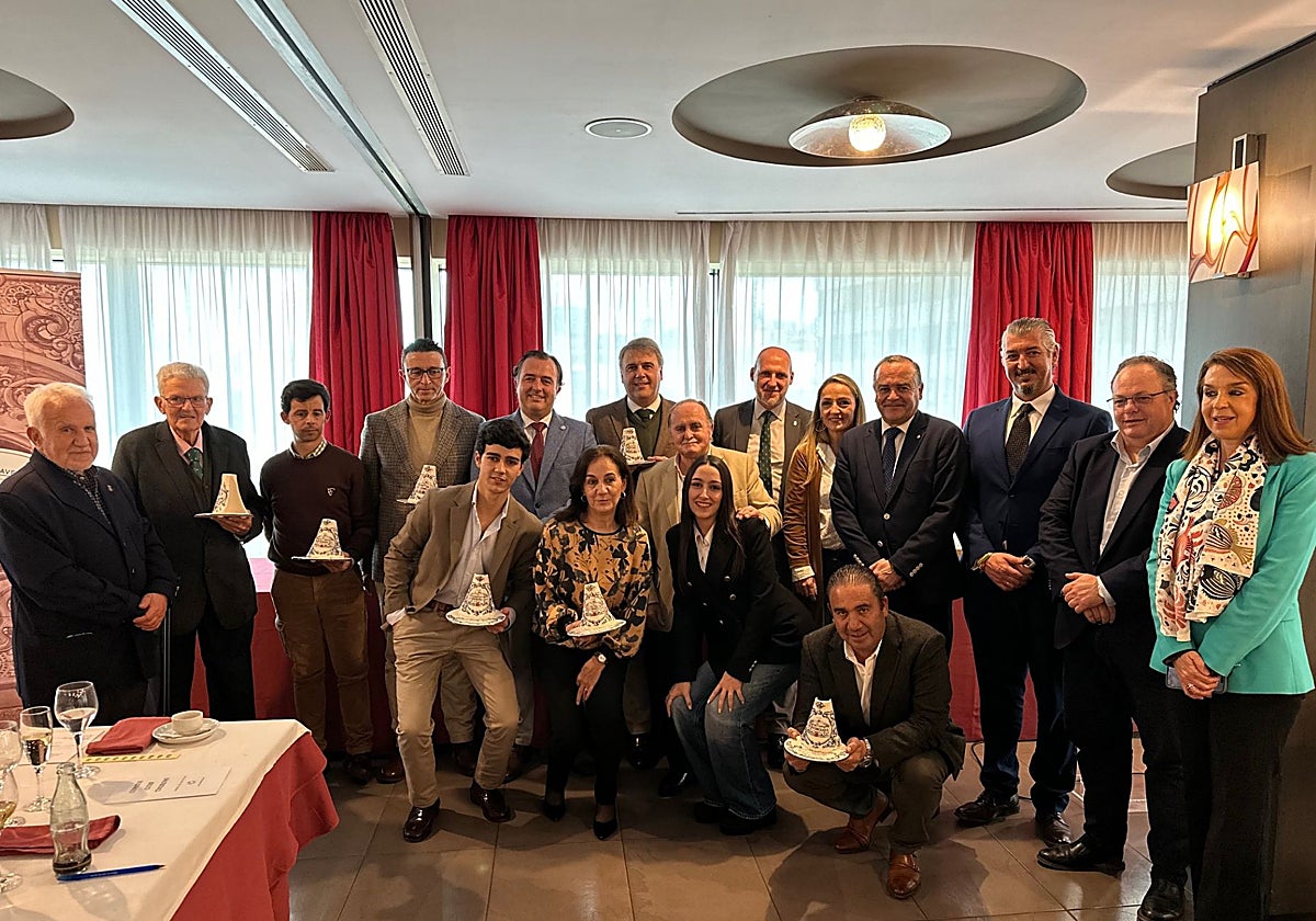 Foto de familia con los premiados del Club Taurino Talaverano