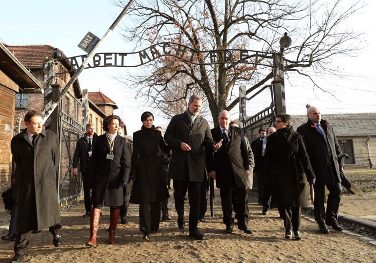 Los Reyes junto a Arancha González-Laya en el 75 aniversario de la liberación de Auschwitz