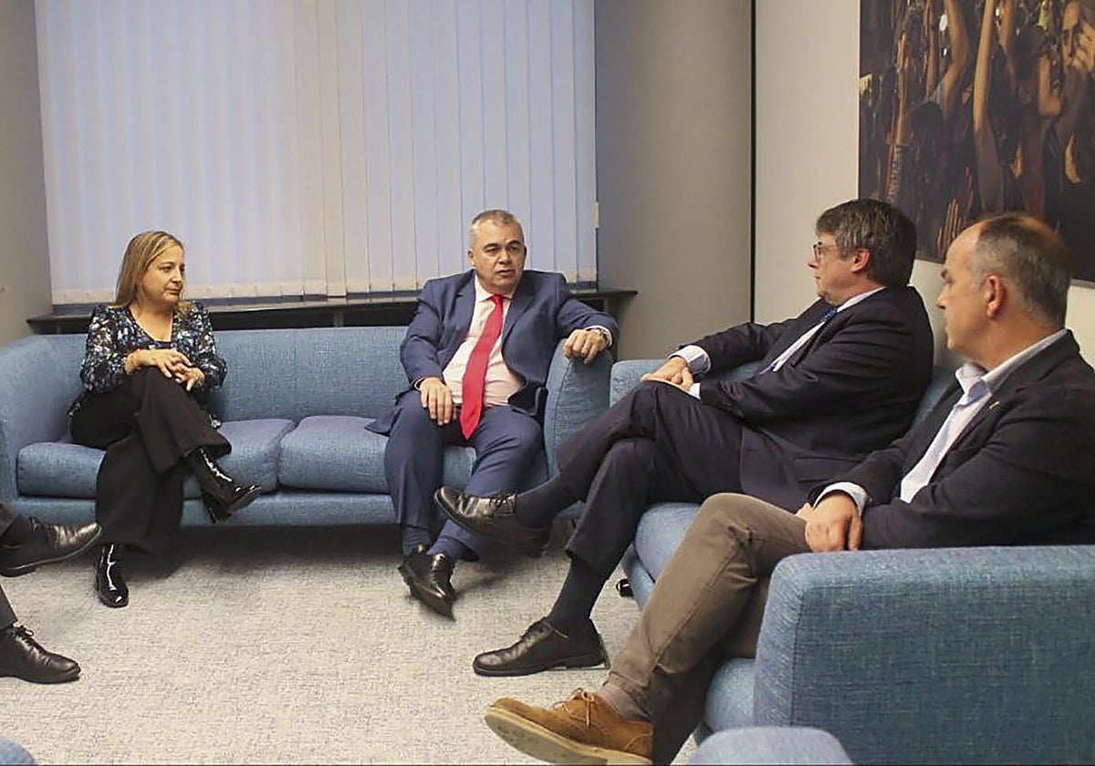 Miembros del PSOE reunidos en Bruselas con Puigdemont en 2023