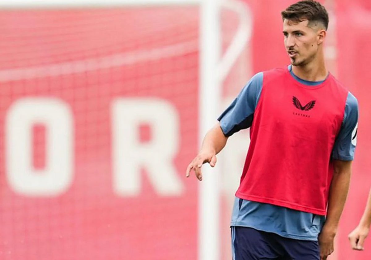 Pedro Ortiz, durante un entrenamiento este curso con el Sevilla