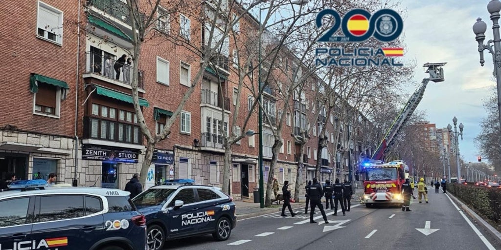 Agentes de policía salvan a una anciana que no podía escapar de un incendio protegiéndola hasta la llegada de los bomberos