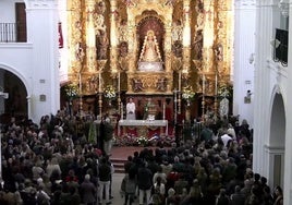 Triana se presenta ante la Virgen del Rocío en una Candelaria pasada por agua