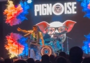 El vocalista de Pignoise, exfutbolista del Real Madrid, se sube al escenario con la camiseta del CCF