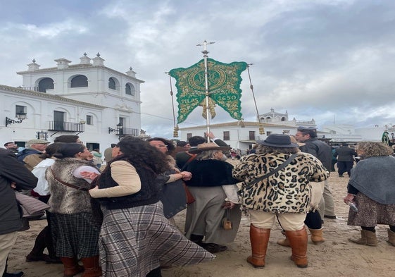 Entrada del Simpacedo de Pilas al Santuario para la misa de la peregrinación