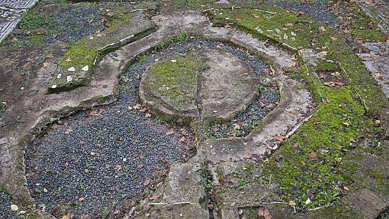 Así están algunos restos arqueológicos repartidos por los barrios de Córdoba