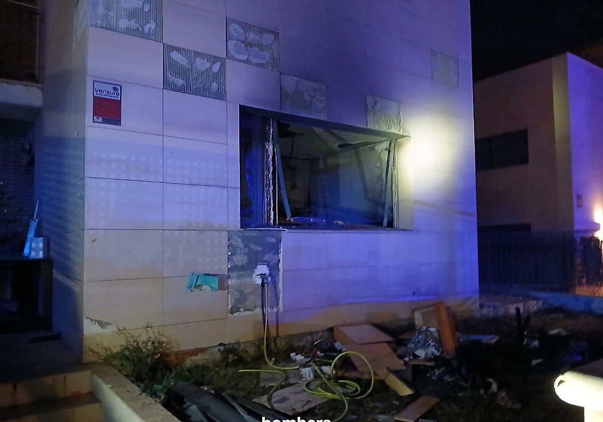 Bajos del edificio de Sant Llorenç, donde se ha producido la explosión de la bombona de butano