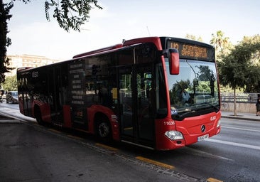 Un autobús en el bulevar de la Constitución, en Granada