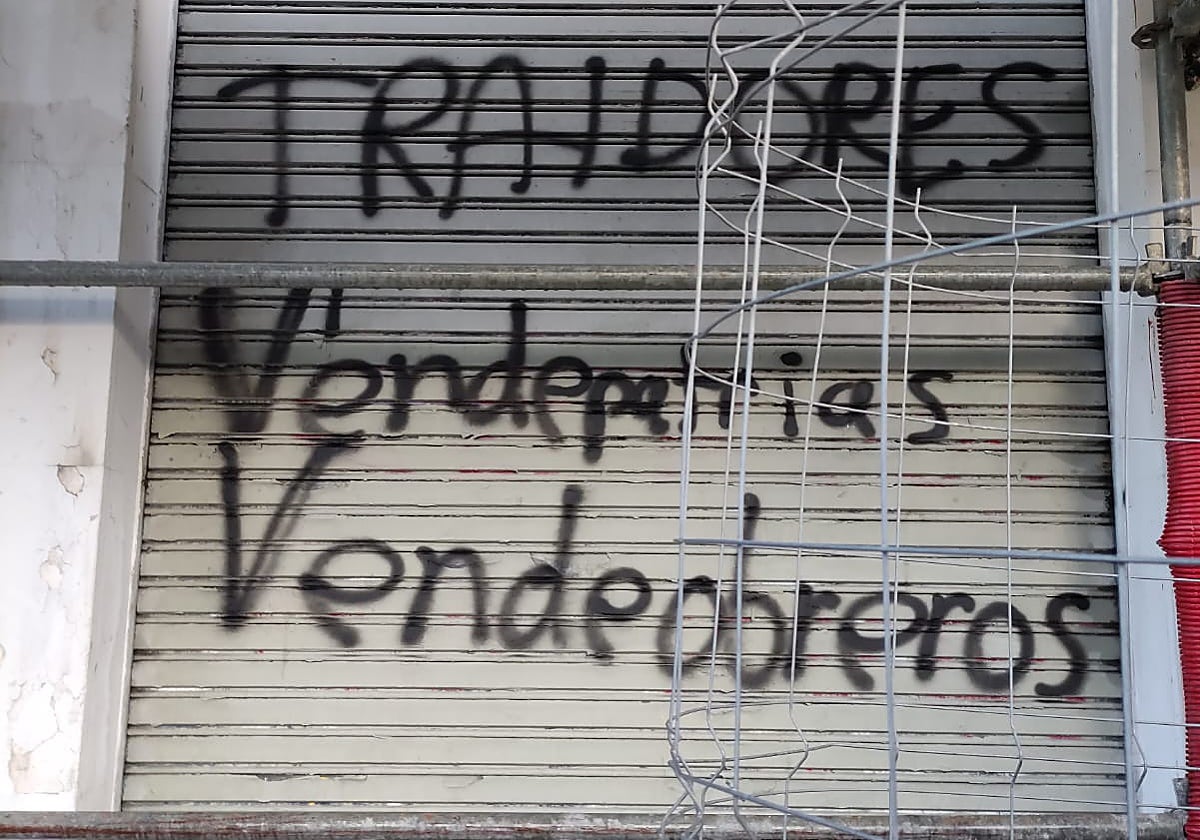 La persiana de la sede del PSOE amaneció con pintadas