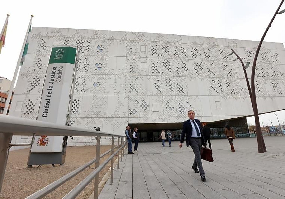 Un letrado sale de la Ciudad de la Justicia de Córdoba en una imagen de archivo