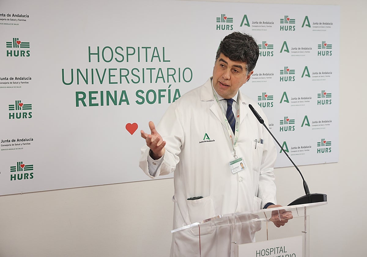 El coordinador de trasplantes del Reina Sofía, José María Dueñas