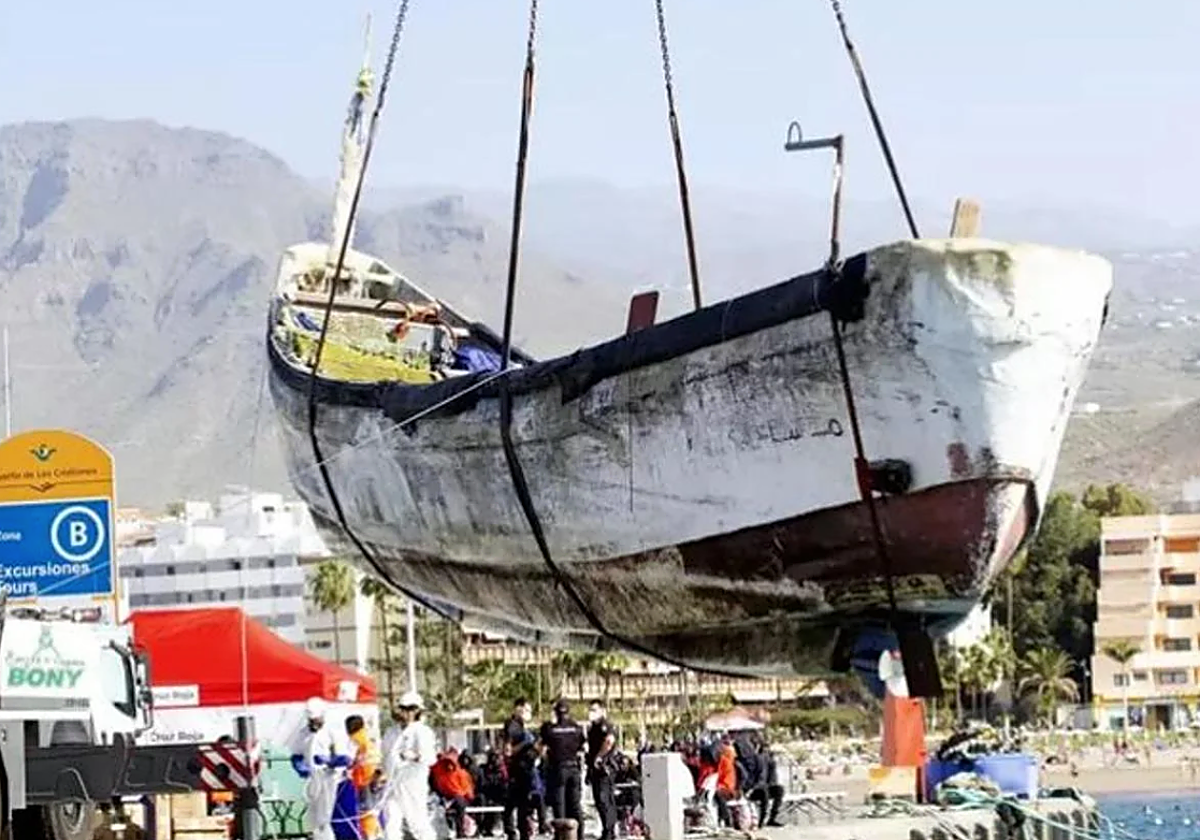 Traslado de una embarcación llegada a las costas canarias