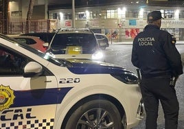 Detienen a un menor por reventar retrovisores de coches y amenazar con los puños alzados a la Policía