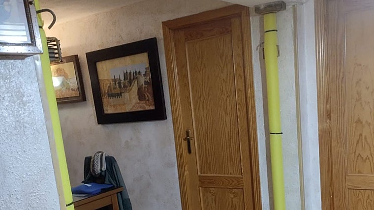 Vivienda apuntalada en uno de los pabellones a demoler