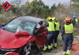 Rescatan a una mujer atrapada tras una colisión frontal de dos coches con más heridos en Alicante