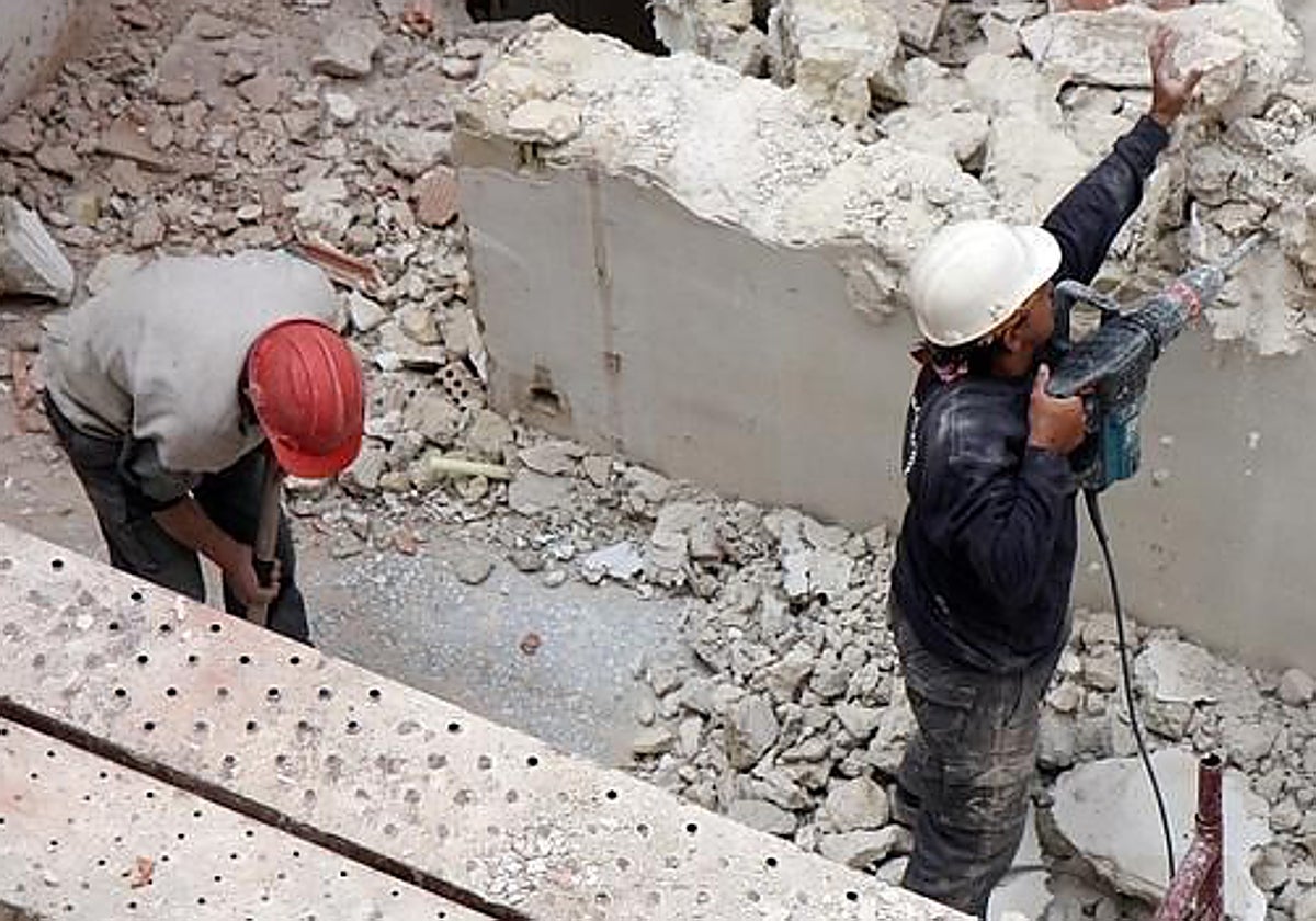 Albañiles trabajando en una obra