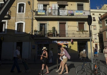 Cartel contra los pisos turísticos en Barcelona