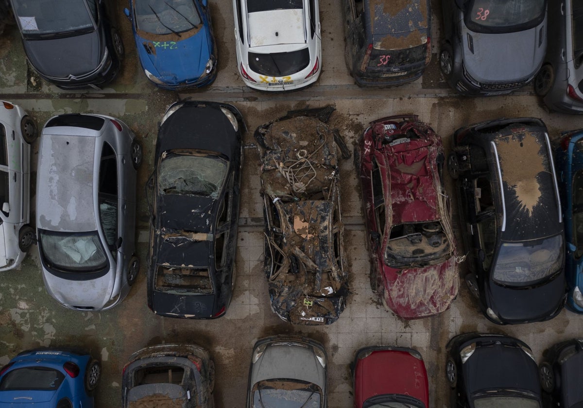 Imagen de coches afectados por la dana en una campa de Benaguasil (Valencia)