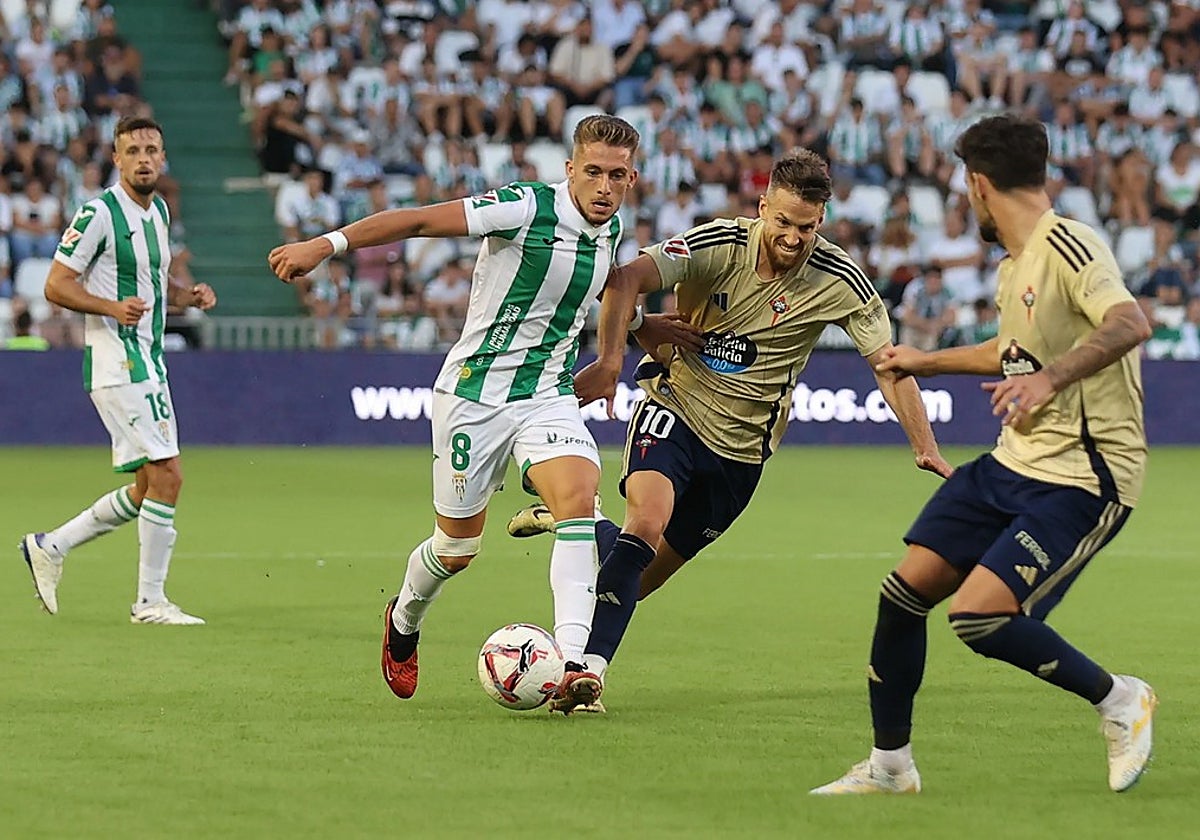 Isma Ruiz cuerpea junto a un rival del Racing de Ferrol en El Arcángel