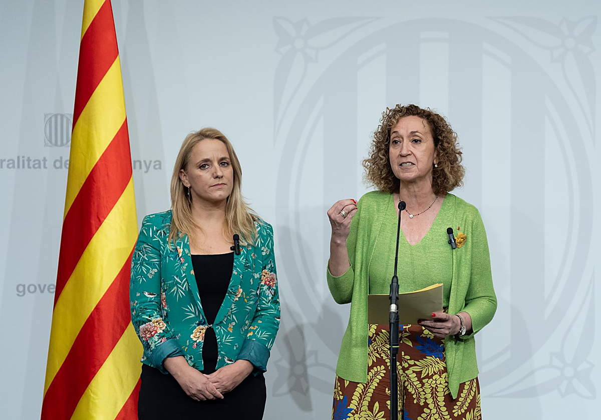 Ester Capella (derecha), en julio de 2024, cuando era consejera de Territorio de la Generalitat