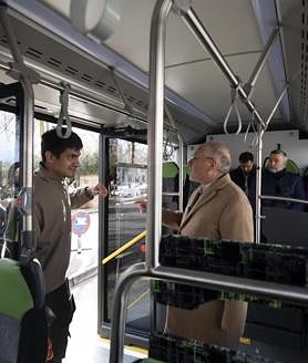 Imagen secundaria 2 - Pasajeros suben al autobús sin conductor