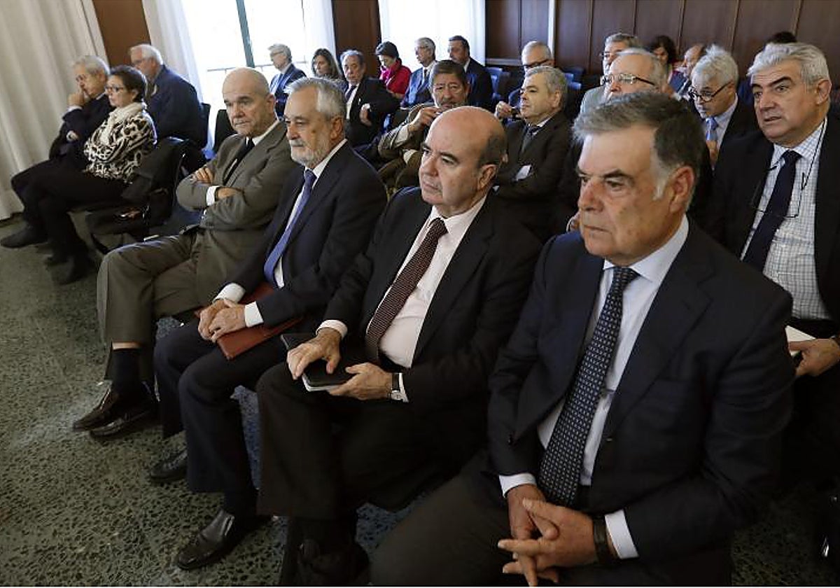 Viera, Zarrías, Griñán, Chaves y Guerrero, en segunda fila, en el banquillo de los acusados en el juicio de la pieza política del caso ERE celebrado en la Audiencia de Sevilla