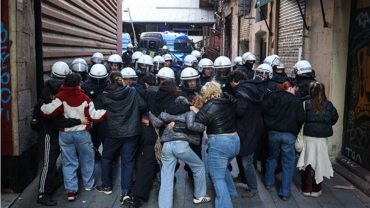 Cinco detenidos y una veintena de mossos heridos tras el desalojo de un centro okupado en el centro de Barcelona