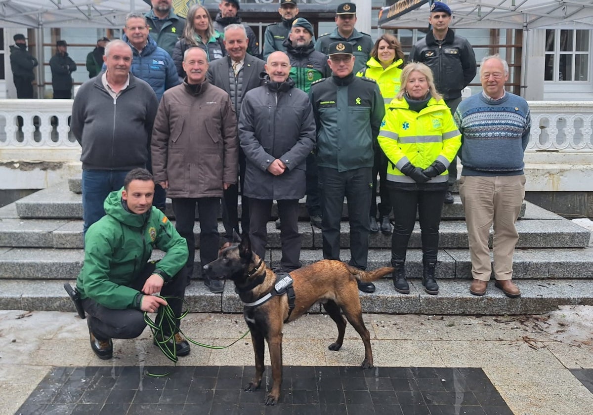 El delegado del Gobierno en Aragón, Fernando Beltrán, se fotografía con miembros del equipo de rescate de la Guardia Civil de Montaña