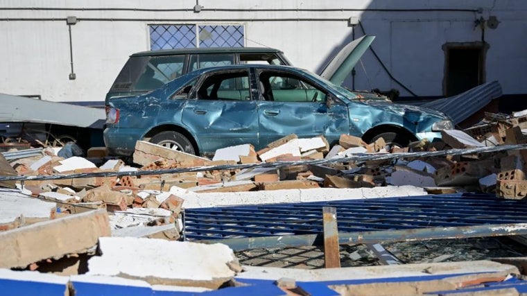 Vehículos seriamente dañados tras el paso del tornado, que también derribó tejados y muros